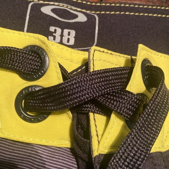 Oakley Men's Black and Yellow Board Shorts size 38 - Picture 5 of 11